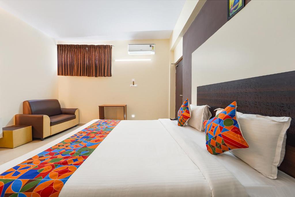 Postel nebo postele na pokoji v ubytování FabHotel Mani's Residency - Nr Coimbatore International Airport