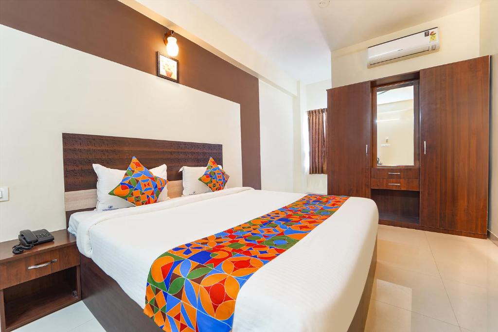 Postel nebo postele na pokoji v ubytování FabHotel Mani's Residency - Nr Coimbatore International Airport