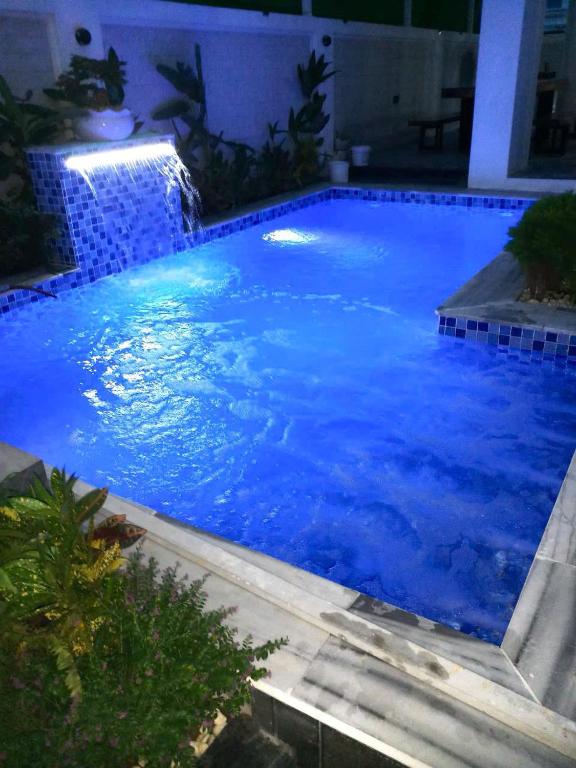 une piscine avec une cascade dans un jardin la nuit dans l'établissement Chuỗi Villa Sun Feria 4 Ngủ OCE - Bể Bơi - Gần Biển - Trung tâm Bãi Cháy, à Hạ Long