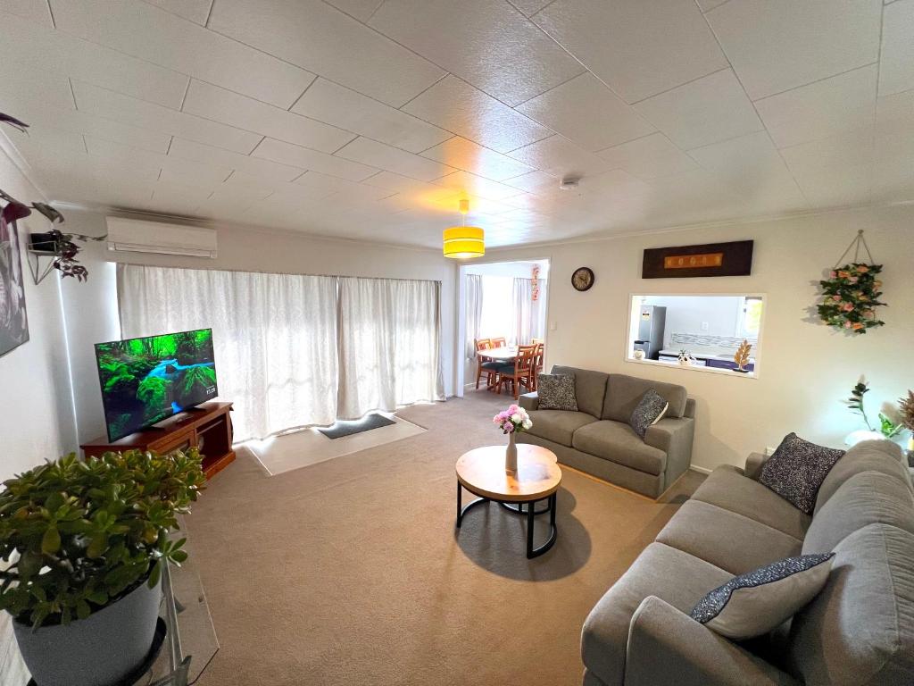 Rotorua Holiday Home - Prime Location - With Garden - Resim 26