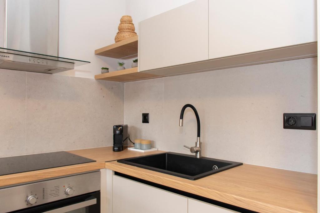 Kuchyň nebo kuchyňský kout v ubytování Lotus Serenity Suites