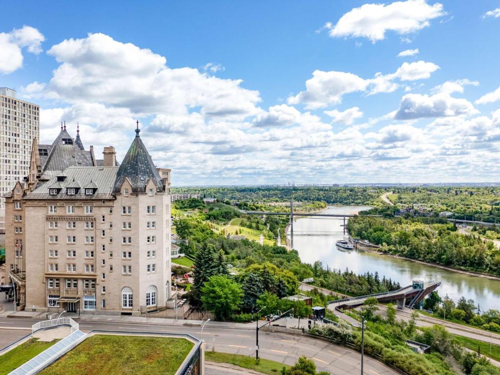 Výhled na řeku, která protéká v blízkosti hotelu