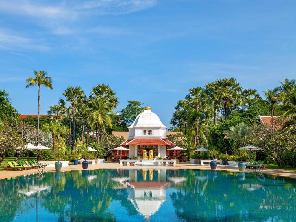 Bazén v ubytování Raffles Grand Hotel d'Angkor nebo v jeho okolí
