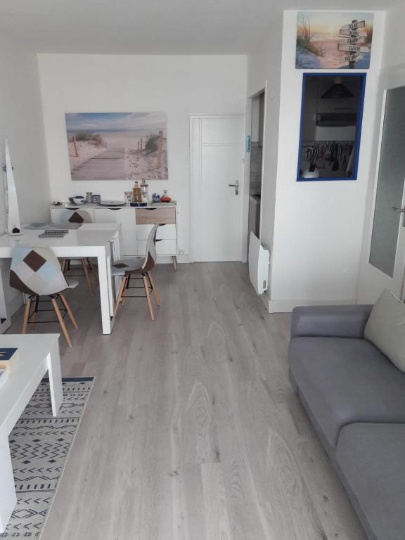 un salon avec un canapé et une table dans l'établissement Appartement Les Galées avec terrasse à 100m Plage des Mouettes, à Saint-Hilaire-de-Riez