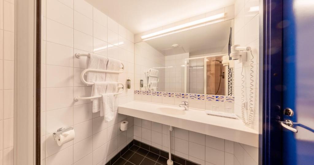 Koupelna v ubytování Tallink Express Hotel