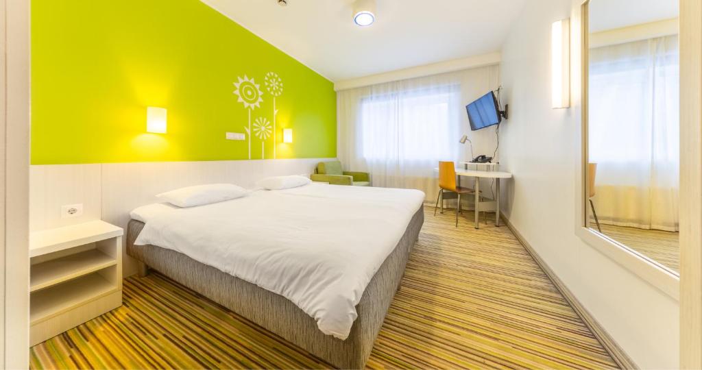 Postel nebo postele na pokoji v ubytování Tallink Express Hotel