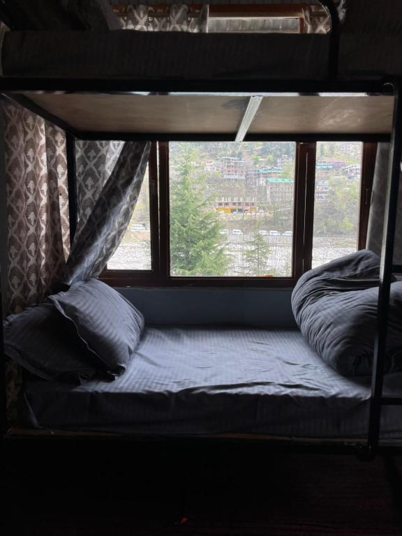 Katil atau katil-katil dalam bilik di MountRush Adventures Manali