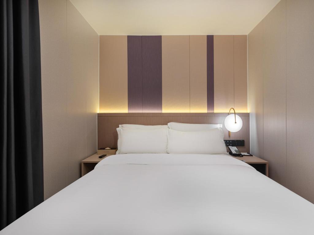 Postel nebo postele na pokoji v ubytování Lavande International Hotel Guangzhou US Consulate General Guangzhou Grandview Plaza Branch - Free Shuttle Bus to Canton Fair Complex During Canton Fair Period & Free VPN Internet Access