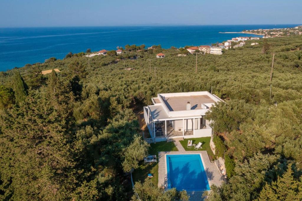 une vue aérienne d'une maison avec piscine dans l'établissement Villa Harmony, à Amoudi
