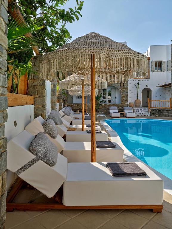 Bazén v ubytování Zefi Hotel & Suites nebo v jeho okolí