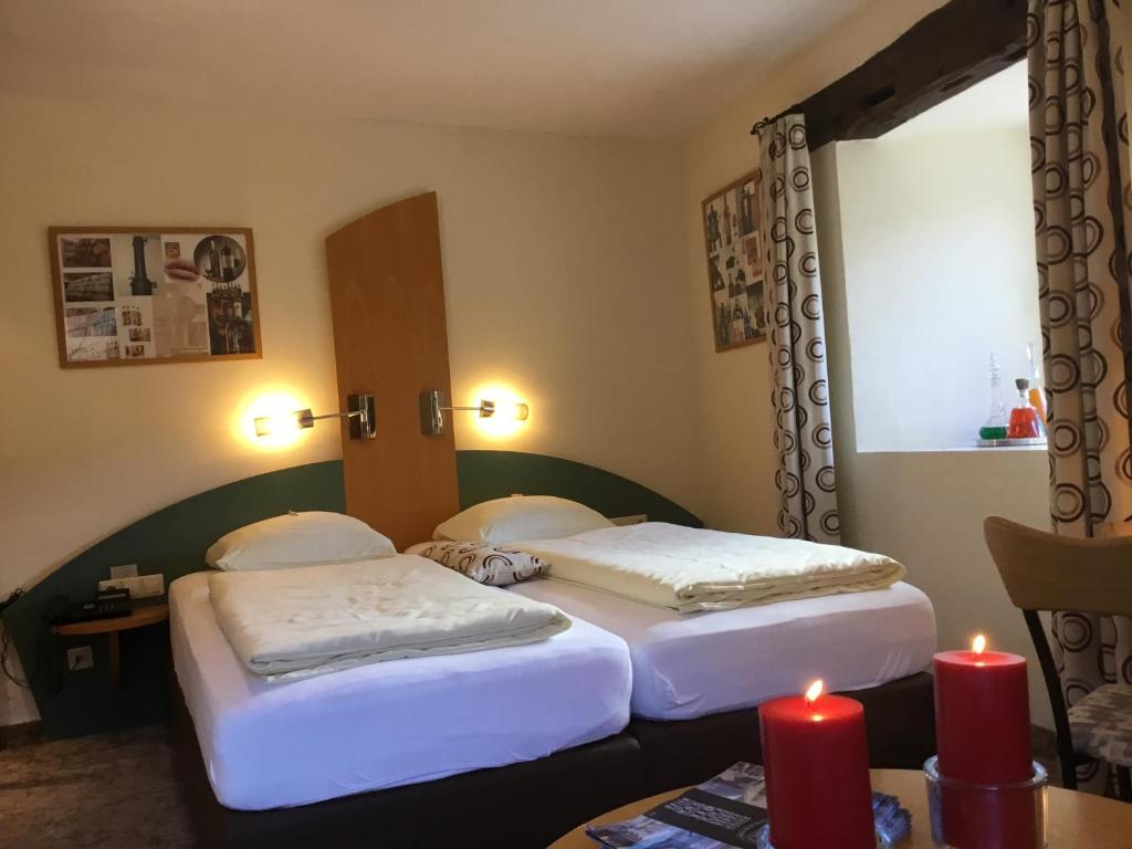 Una cama o camas en una habitación de LOGIS Esch sur Sure