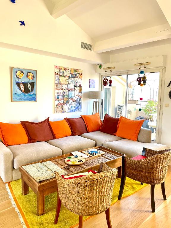 un salon avec un canapé et une table dans l'établissement Prado Spacious and Sunny Loft in Marseille, à Marseille