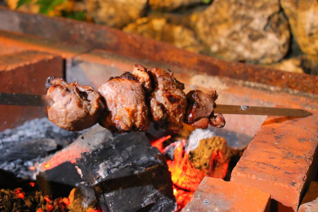 Gril dostupný pro hosty v penzionu – hostince