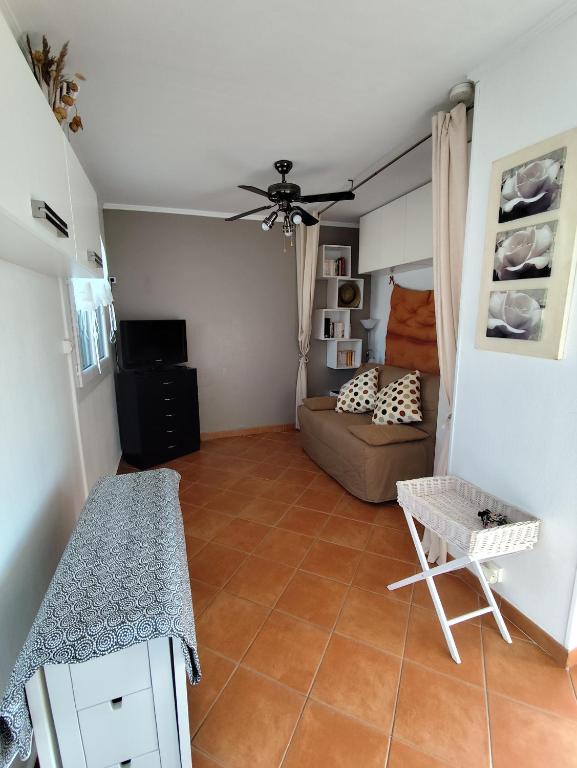 un salon avec un canapé et une table dans l'établissement Studio avec terrasse face plage parking, au Barcarès