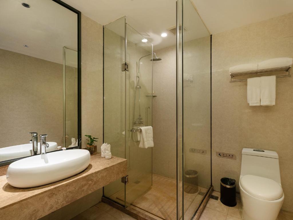 Koupelna v ubytování Lavande International Hotel Guangzhou US Consulate General Guangzhou Grandview Plaza Branch - Free Shuttle Bus to Canton Fair Complex During Canton Fair Period & Free VPN Internet Access