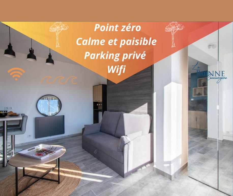 un salon avec un canapé et une table dans l'établissement Escapade Méditerranéenne Parking Privé Wifi Proche Plage Vrai lit, à La Grande Motte