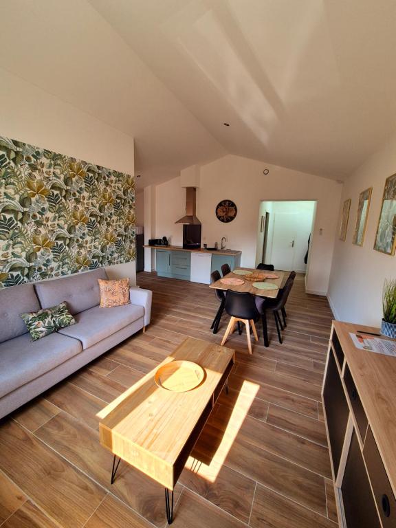 un salon avec un canapé et une table dans l'établissement Spacieux T3, Résidence Charles Trenet, à Narbonne