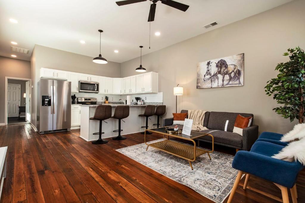 Η κουζίνα ή μικρή κουζίνα στο Historic CozySuites 4BR 2BA with a modern touch