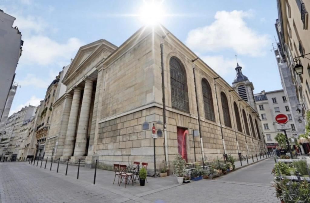 Une église dans une rue où le soleil brille dans l'établissement Écrin au cœur de Paris, à Paris