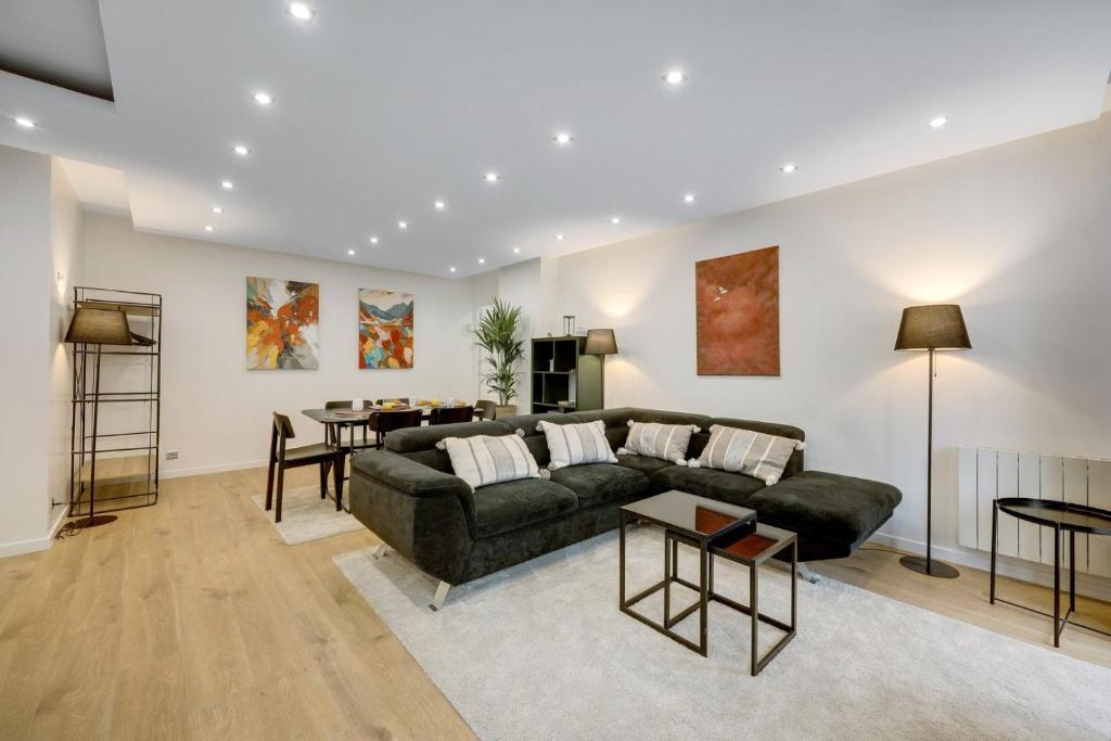 a living room with a couch and a table at Les Lilas Mon Amour! in Les Lilas