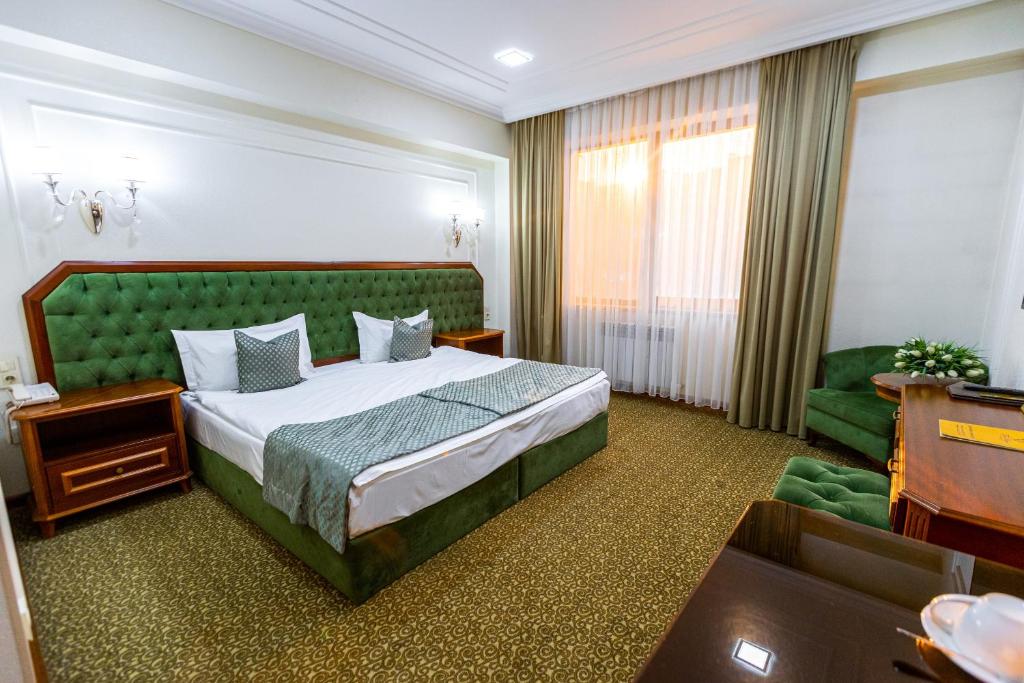 Plaza Hotel Almaty - 