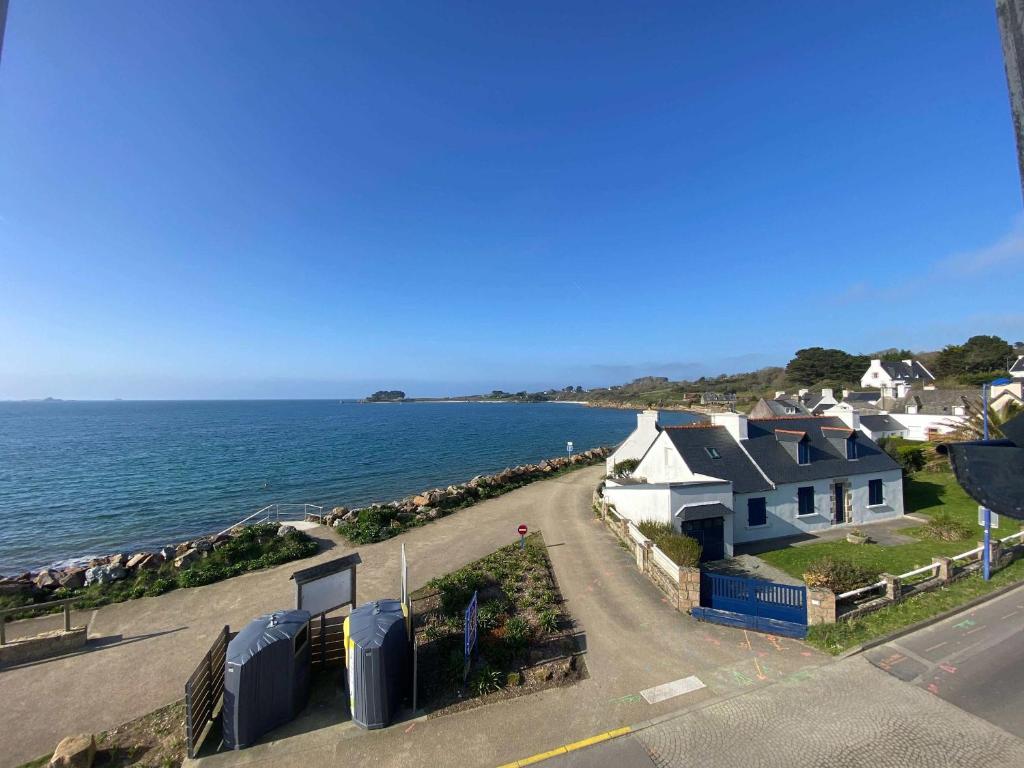 - une vue aérienne sur une maison à côté de l'océan dans l'établissement Ty Louise Maison de famille 10 pers bord de mer, à Plougasnou