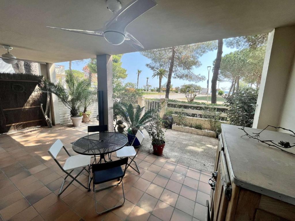 un patio avec une table et des chaises sur un patio dans l'établissement Appartement Studio cabine 2 couchages ARGELES SUR MER AR040-102, à Argelès-sur-Mer