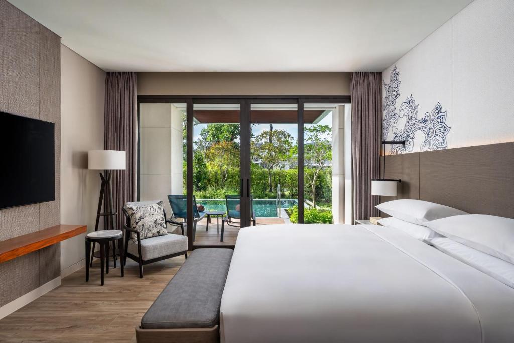 Postel nebo postele na pokoji v ubytování Khao Lak Marriott Beach Resort & Spa
