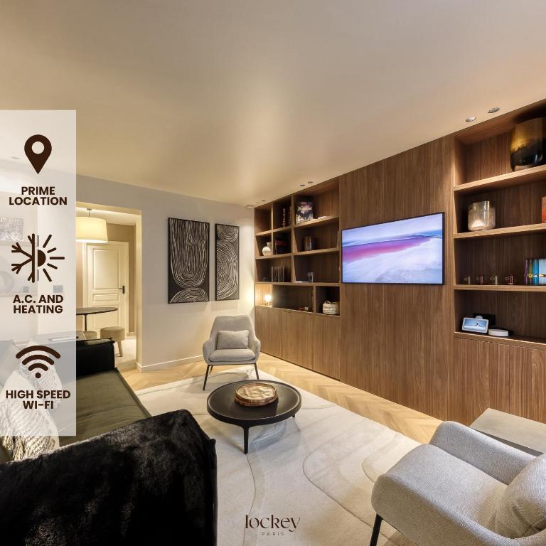 un salon avec une télévision sur un mur dans l'établissement Les Reflets des Martyrs I 3CH I 2SDB I Clim, à Paris