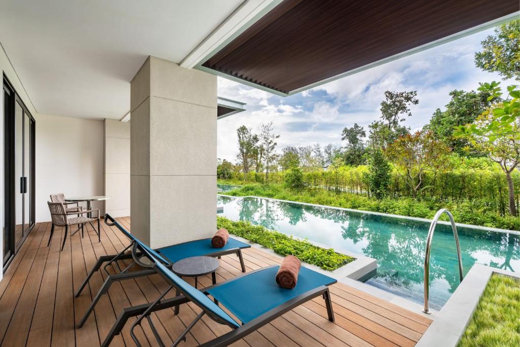 Bazén v ubytování Khao Lak Marriott Beach Resort & Spa nebo v jeho okolí