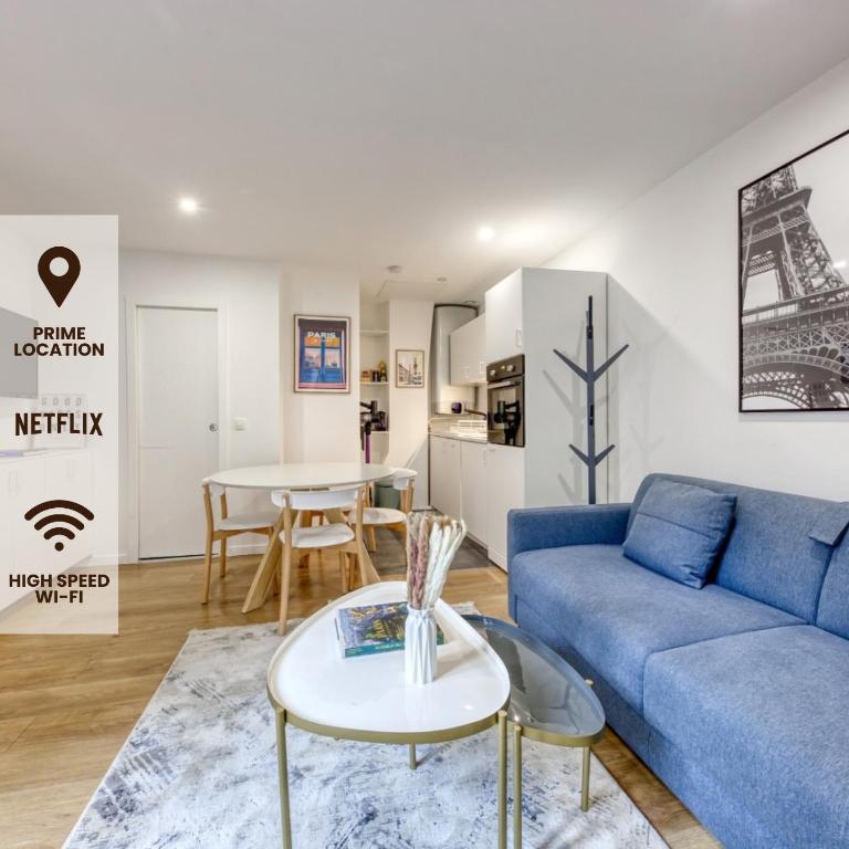 un salon avec un canapé bleu et une table dans l'établissement L'Orée de Garnier I 1BR I 10 min from Opéra, à Paris
