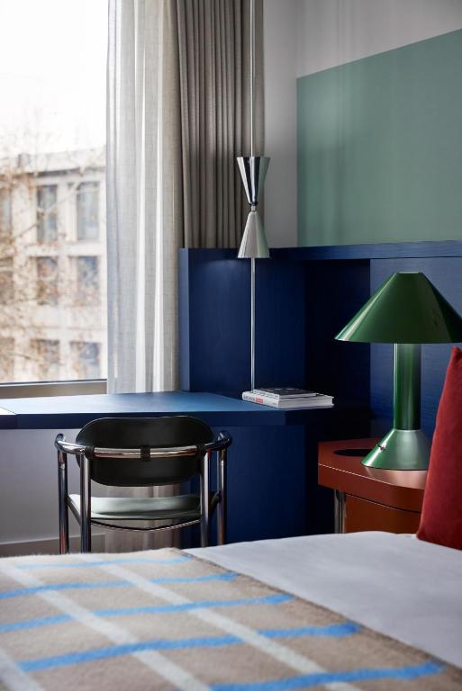 Postel nebo postele na pokoji v ubytování Kimpton Main Frankfurt by IHG