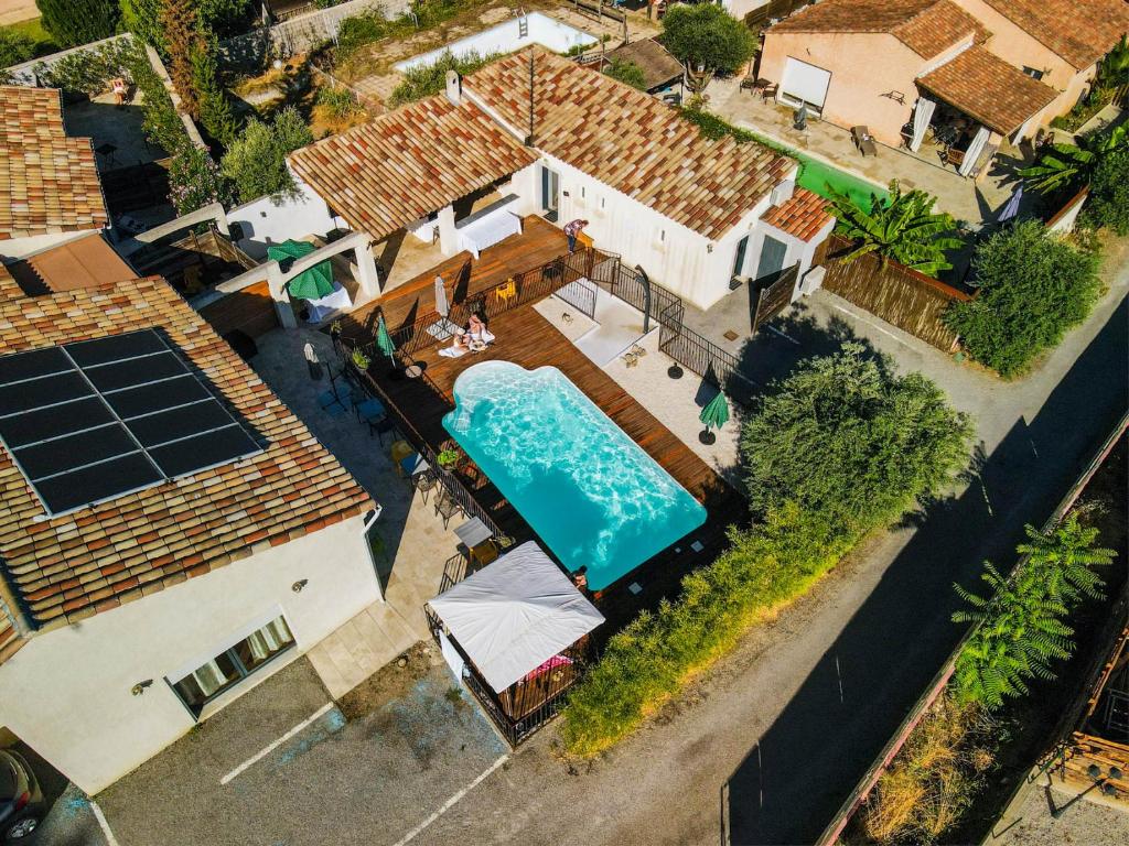 an overhead view of a house with a swimming pool at Auberge les Galets in Peyruis