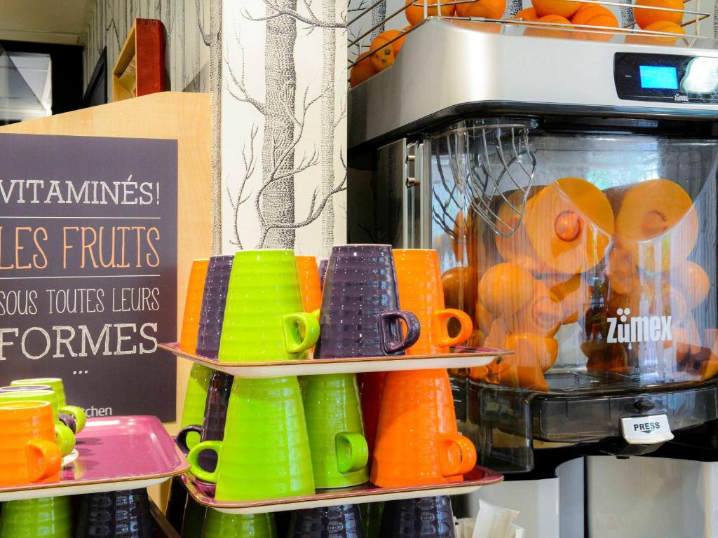 Příslušenství pro přípravu čaje a kávy v ubytování ibis Styles Caen Centre Historique