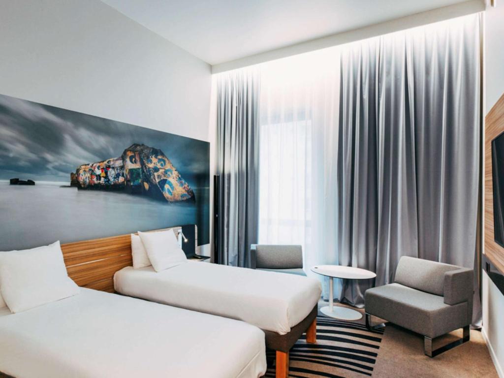 Postel nebo postele na pokoji v ubytování Novotel Paris Charles de Gaulle Airport