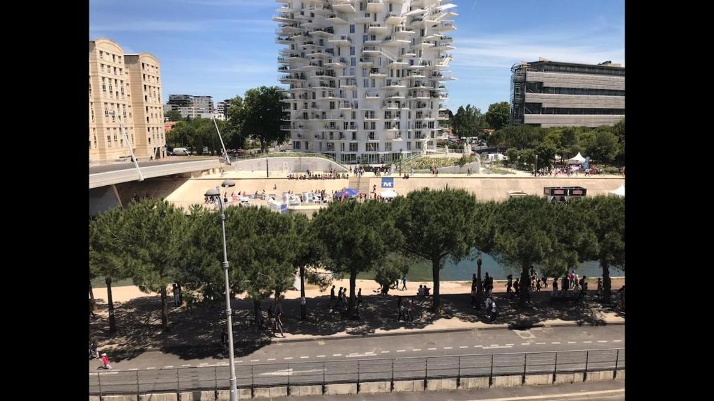 une vue d'une ville avec un grand bâtiment dans l'établissement nice appartement, montpellier center 3 rooms, à Montpellier