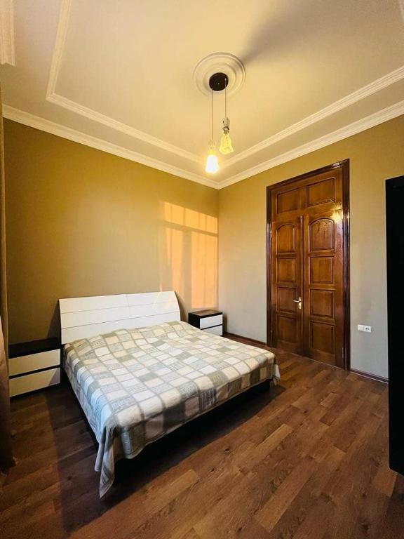 Postel nebo postele na pokoji v ubytování Guest House ZUGDIDI INN