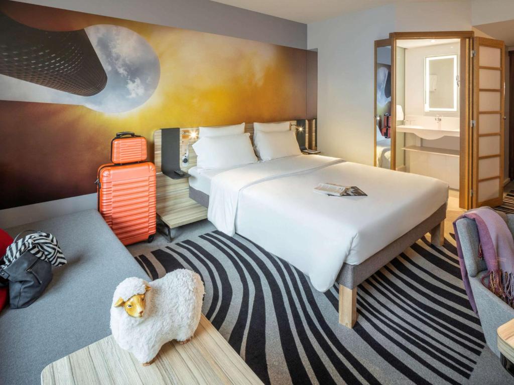 Postel nebo postele na pokoji v ubytování Novotel Wien City