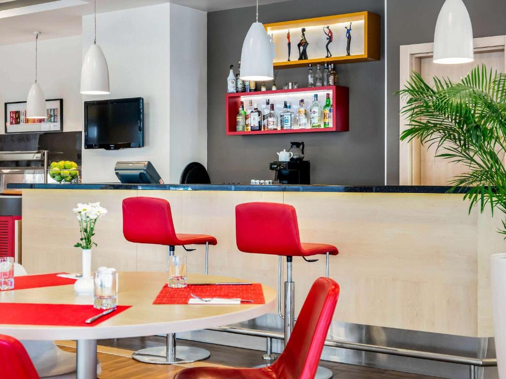 A cozinha ou cozinha compacta de Ibis Izmir Alsancak