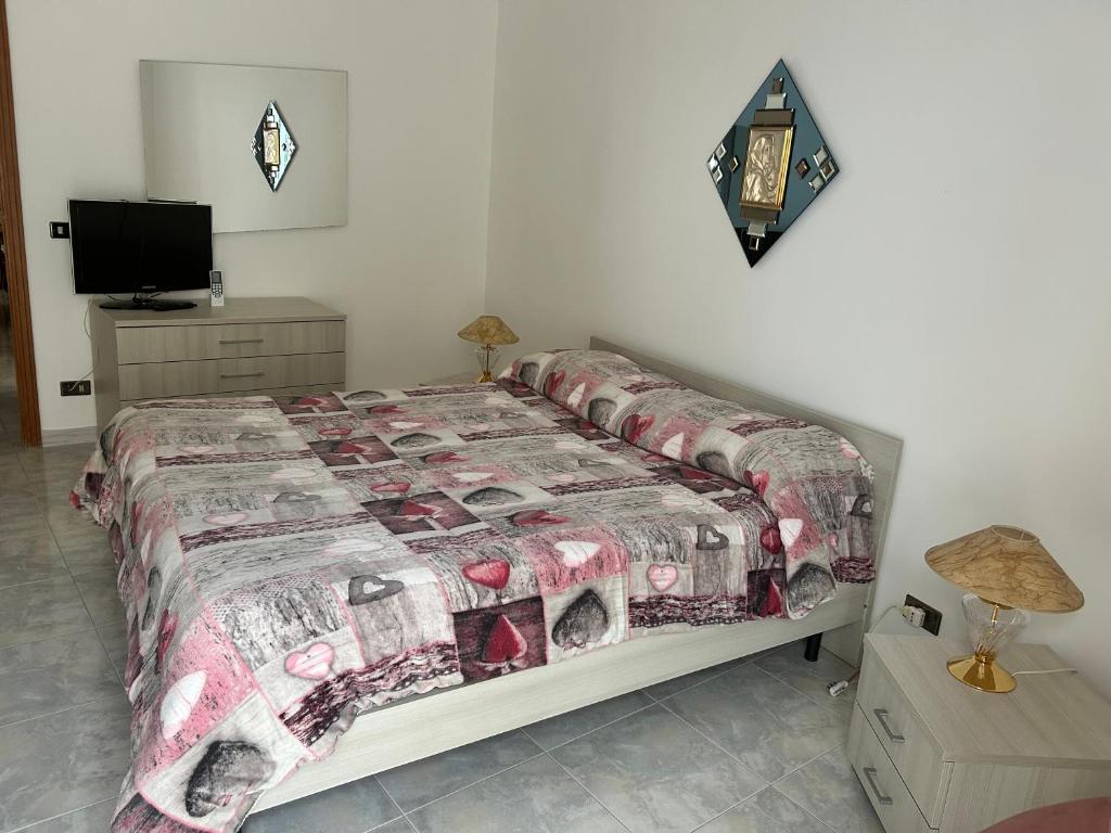 Łóżko lub łóżka w pokoju w obiekcie Casa vacanza da Paola