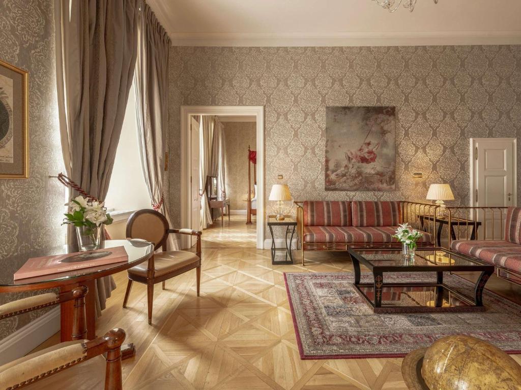 salon z kanapą i stołem w obiekcie The Mozart Prague w Pradze