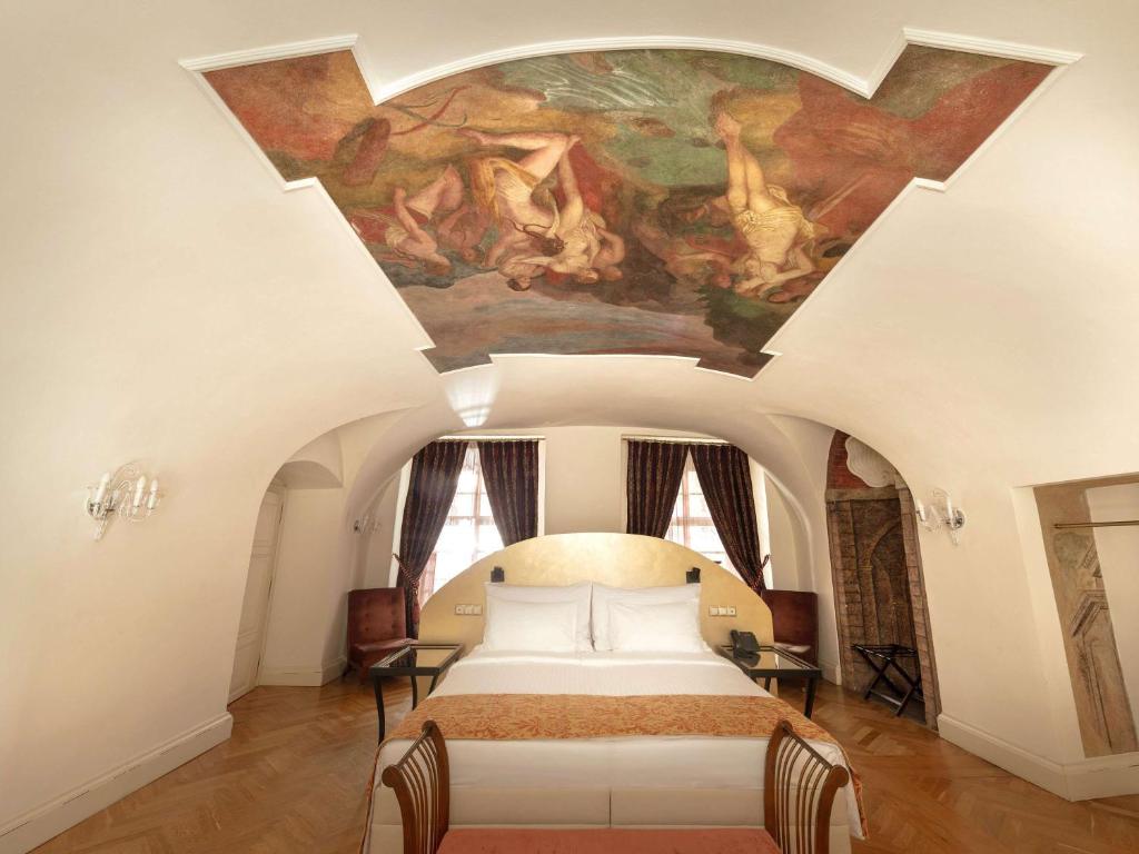 Łóżko lub łóżka w pokoju w obiekcie The Mozart Prague