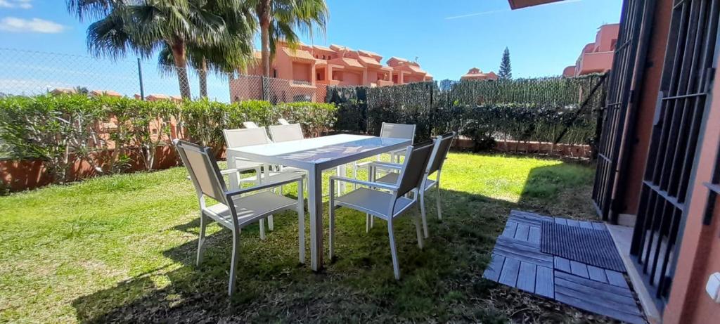 Ogród w obiekcie Apartamento de tres dormitorios muy espacioso con jardines y piscinas