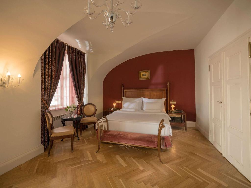 Łóżko lub łóżka w pokoju w obiekcie The Mozart Prague