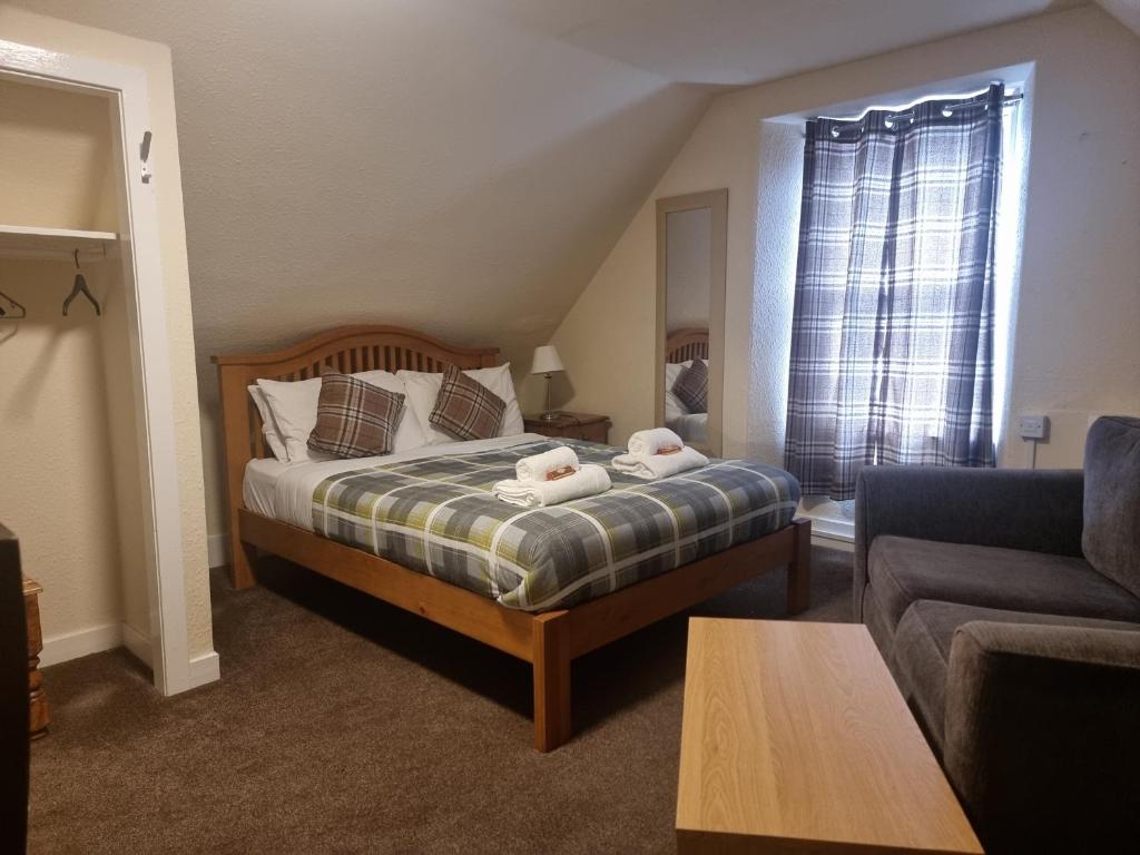 Postel nebo postele na pokoji v ubytování Roy Bridge Hotel