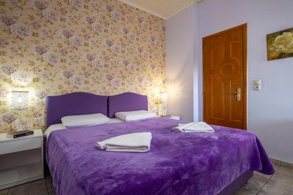 Posteľ alebo postele v izbe v ubytovaní Areti Suites