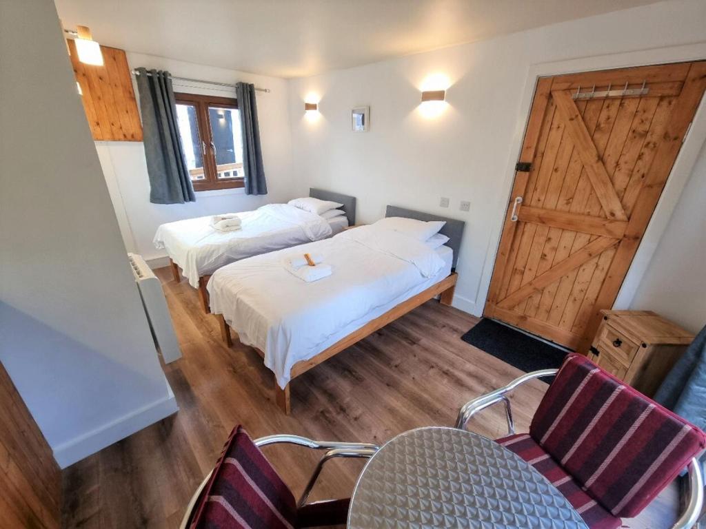 Postel nebo postele na pokoji v ubytování Roy Bridge Hotel