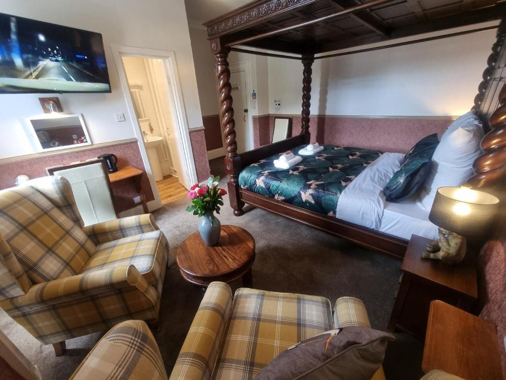 Postel nebo postele na pokoji v ubytování Roy Bridge Hotel