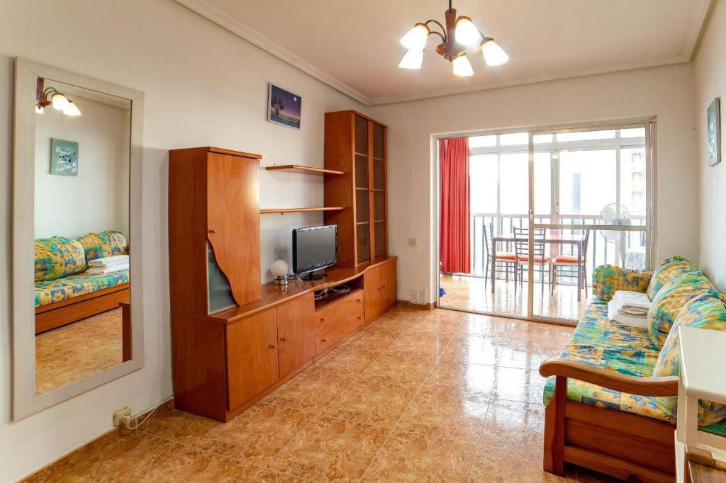 Televízia a/alebo spoločenská miestnosť v ubytovaní Acacias Center Apartment