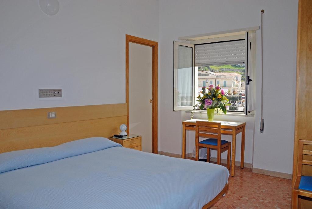 Postel nebo postele na pokoji v ubytování Albergo La Sirenella